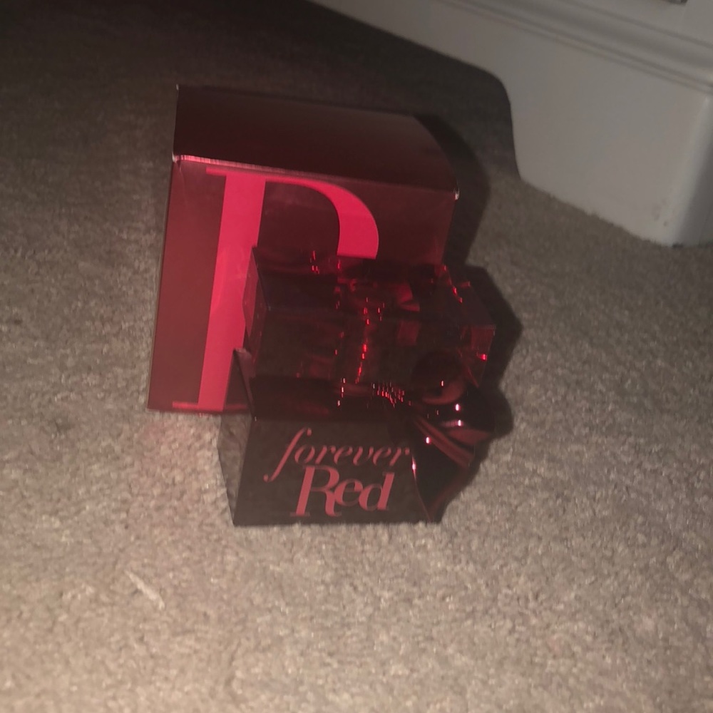 NWT discontinued bath and body works forever red❤️